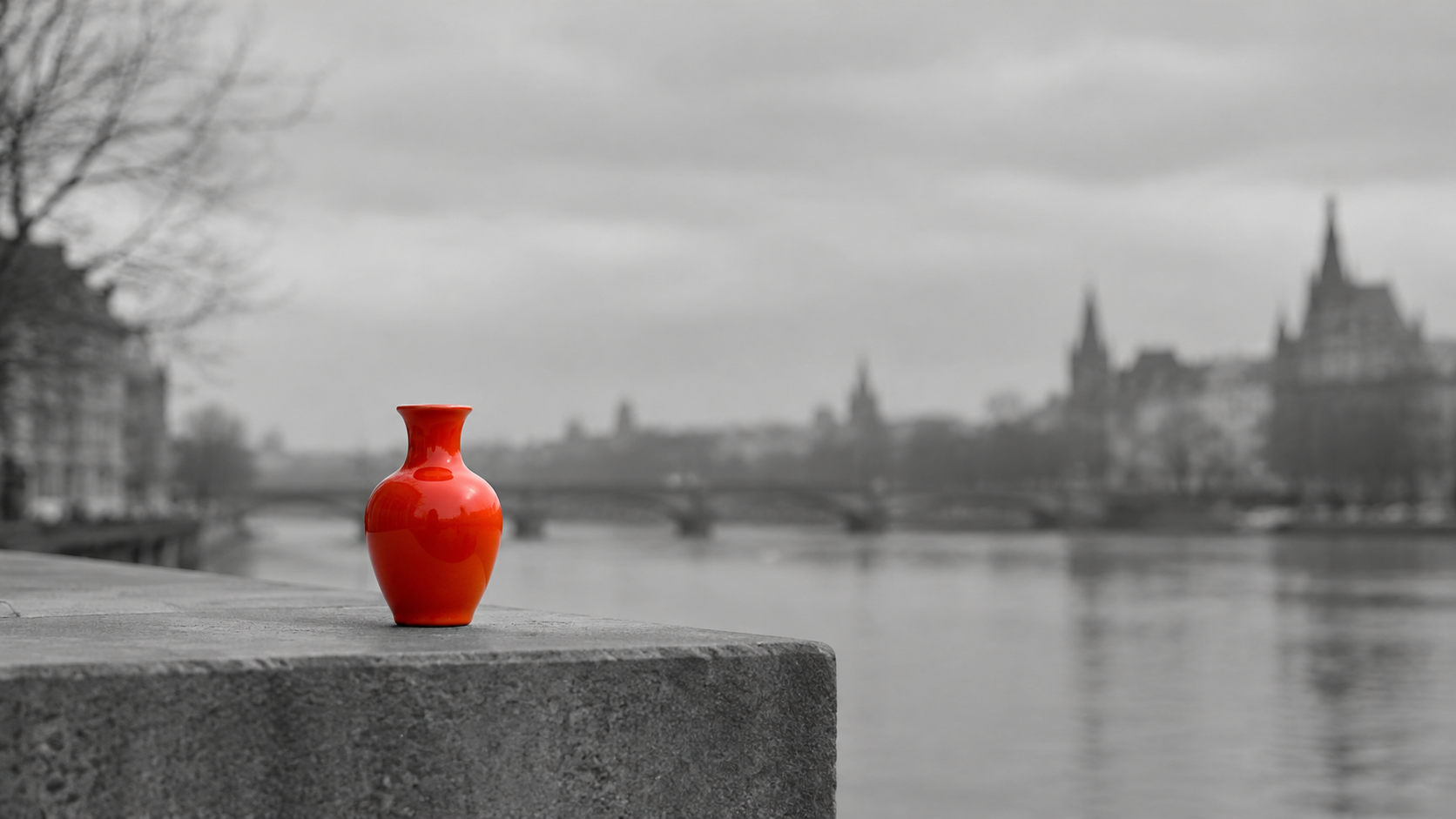 Ein einzelnes helles Objekt bleibt in voller Farbe, während die umgebende Szene in ruhigem Monochrom wiedergegeben wird